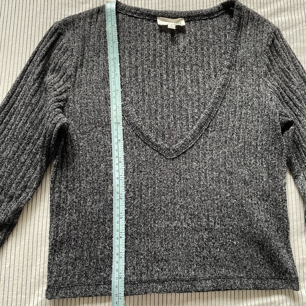 Aritzia Wilfred Ribbed Long-sleeve V-neck Crop Top - Heather Grey - Picture 3 of 3